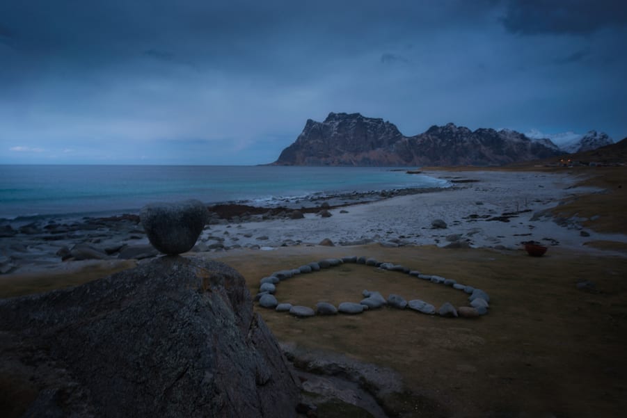 Playa de Uttakleiv corazón Islas Lofoten Artico