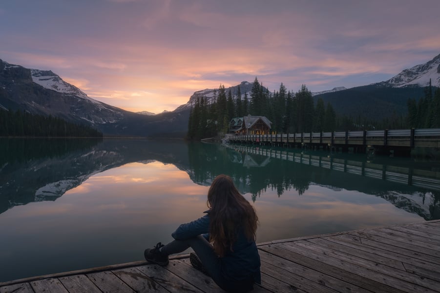 alojamiento en parque nacional yoho. los mejores hoteles emerald lake lodge amanecer canoa