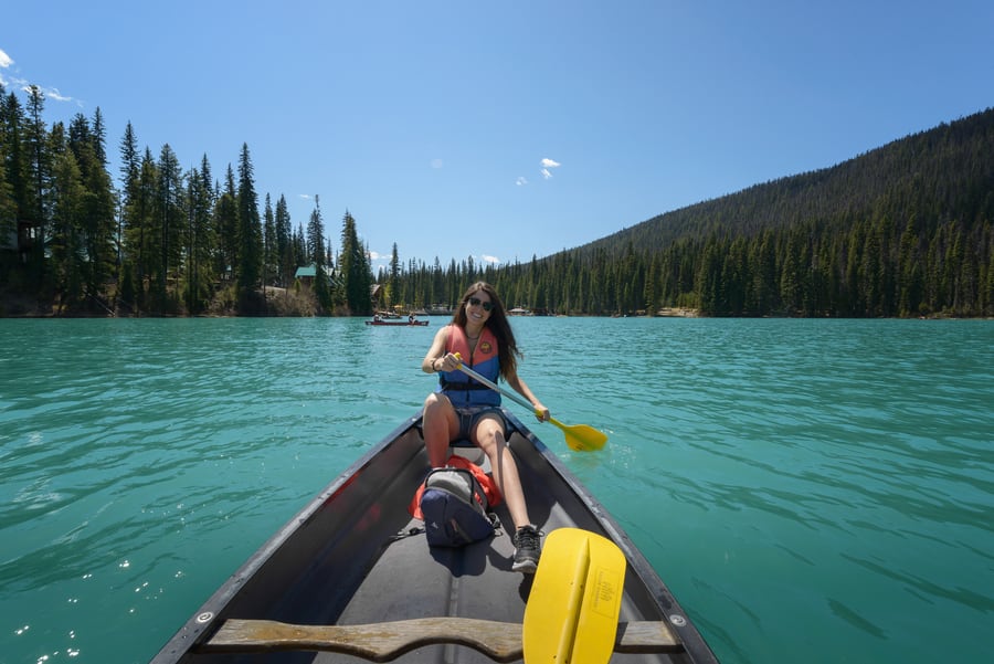 canoa kayak en el lago emerald lake en el parque nacional yoho canada