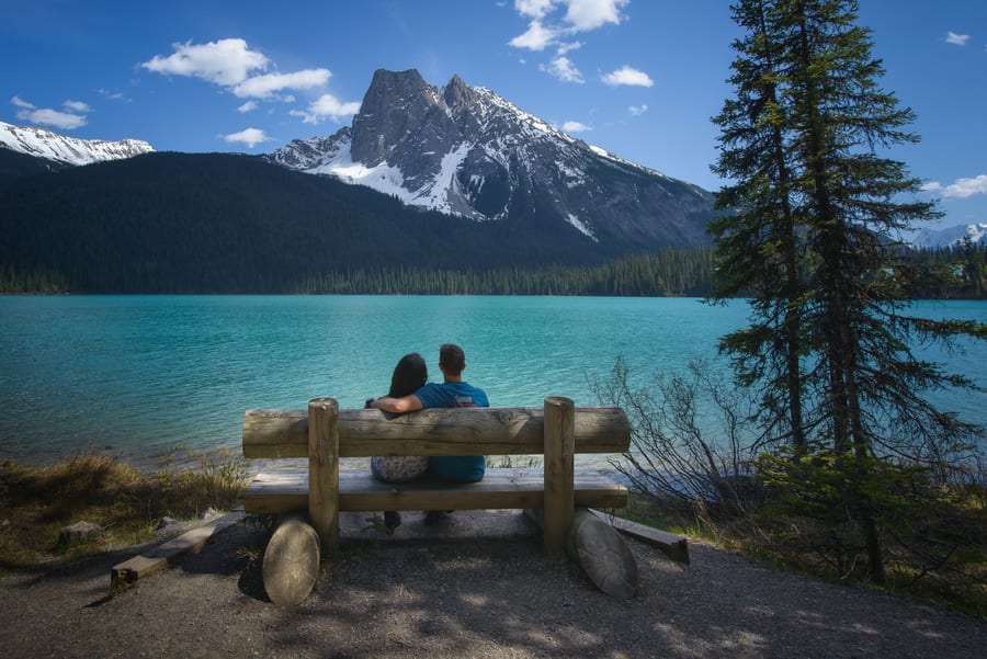 trekking y senderismo en emerald lake trail. mejores cosas que hacer en emerald lake. Sentarse en un banco