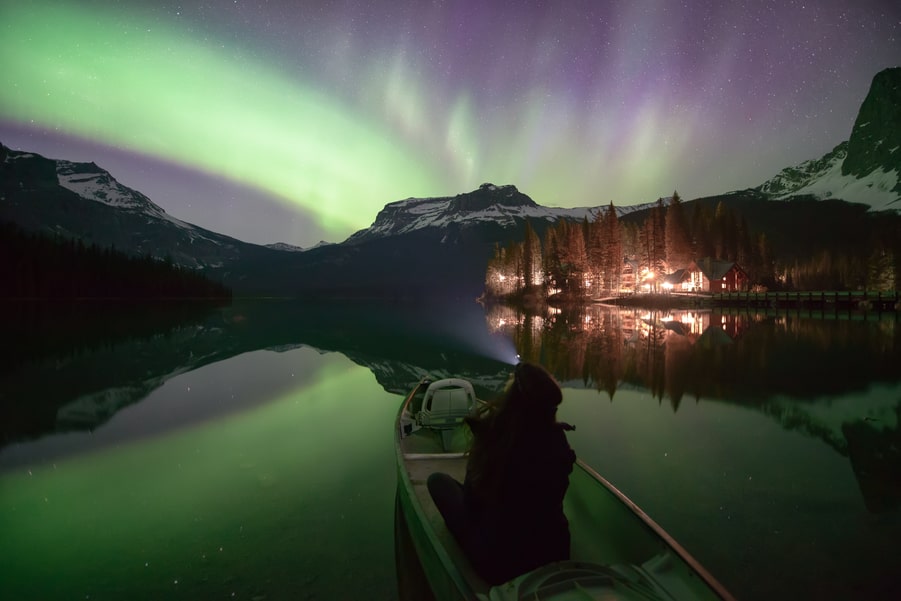 auroras boreales en las montañas rocosas de canada. cosas que puedes hacer en yoho national park en invierno emerald lake