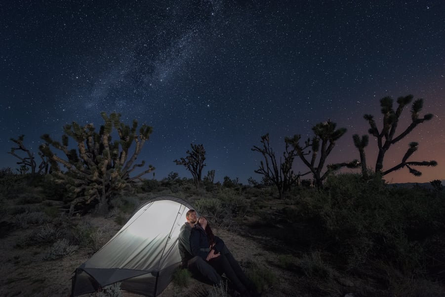 pareja acampando en mojave arboles de joshue acampada camping costa oeste estados unidos en 10 dias mojave desert