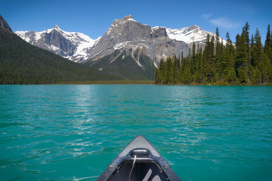 Emerald lake azul y verde en canoa o kayak aventura