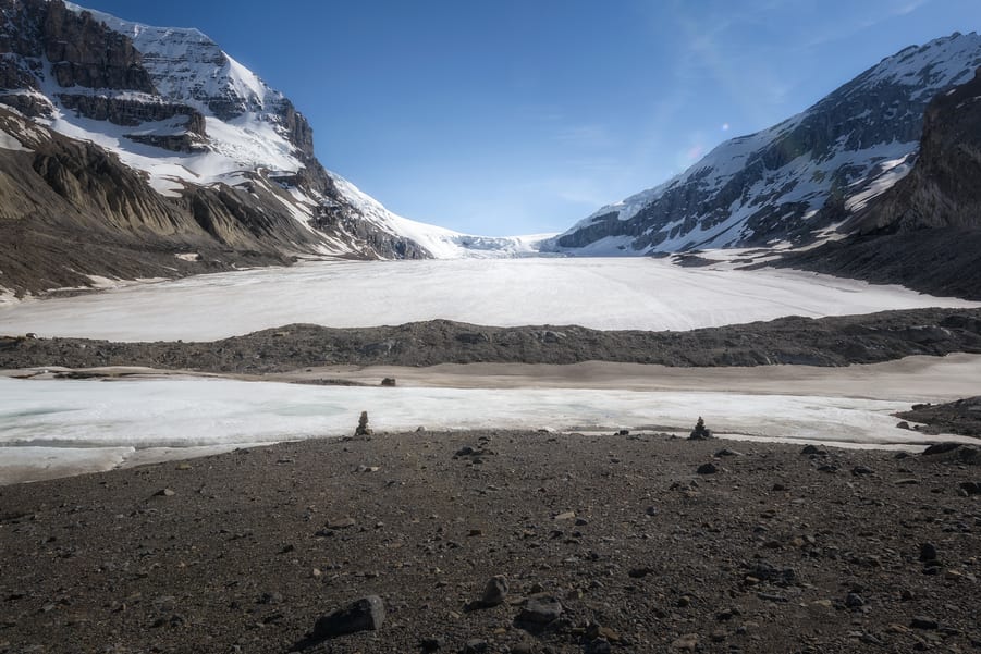 glaciar athabasca glacier en la carretera de los campos de hielo icefields parkway