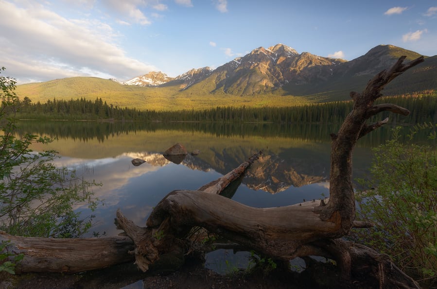 pyramid lake atardecer reflejo lago. lo mejor que hacer en jasper guia de viaje