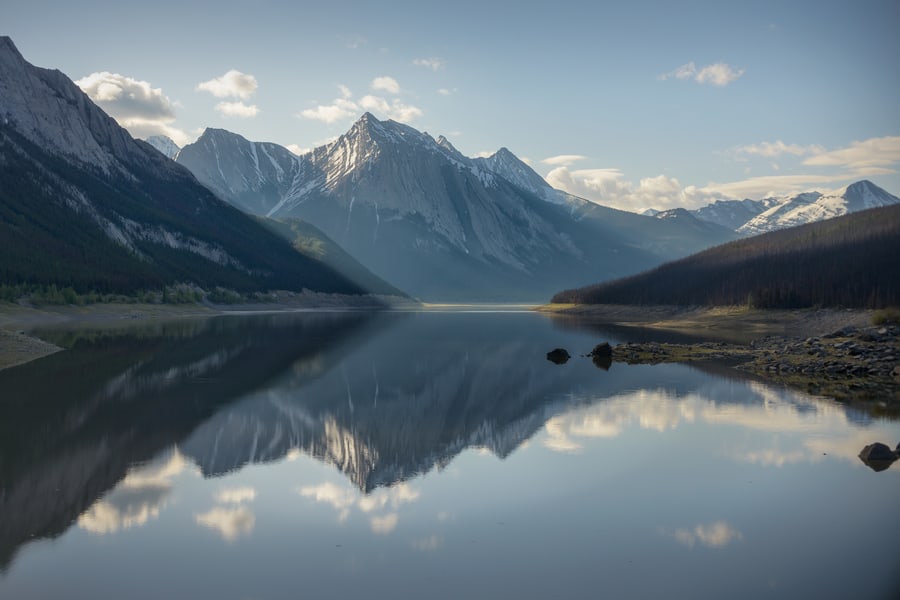 medicine lake lago magico que desaparece fotos de montañas rocosas de canada
