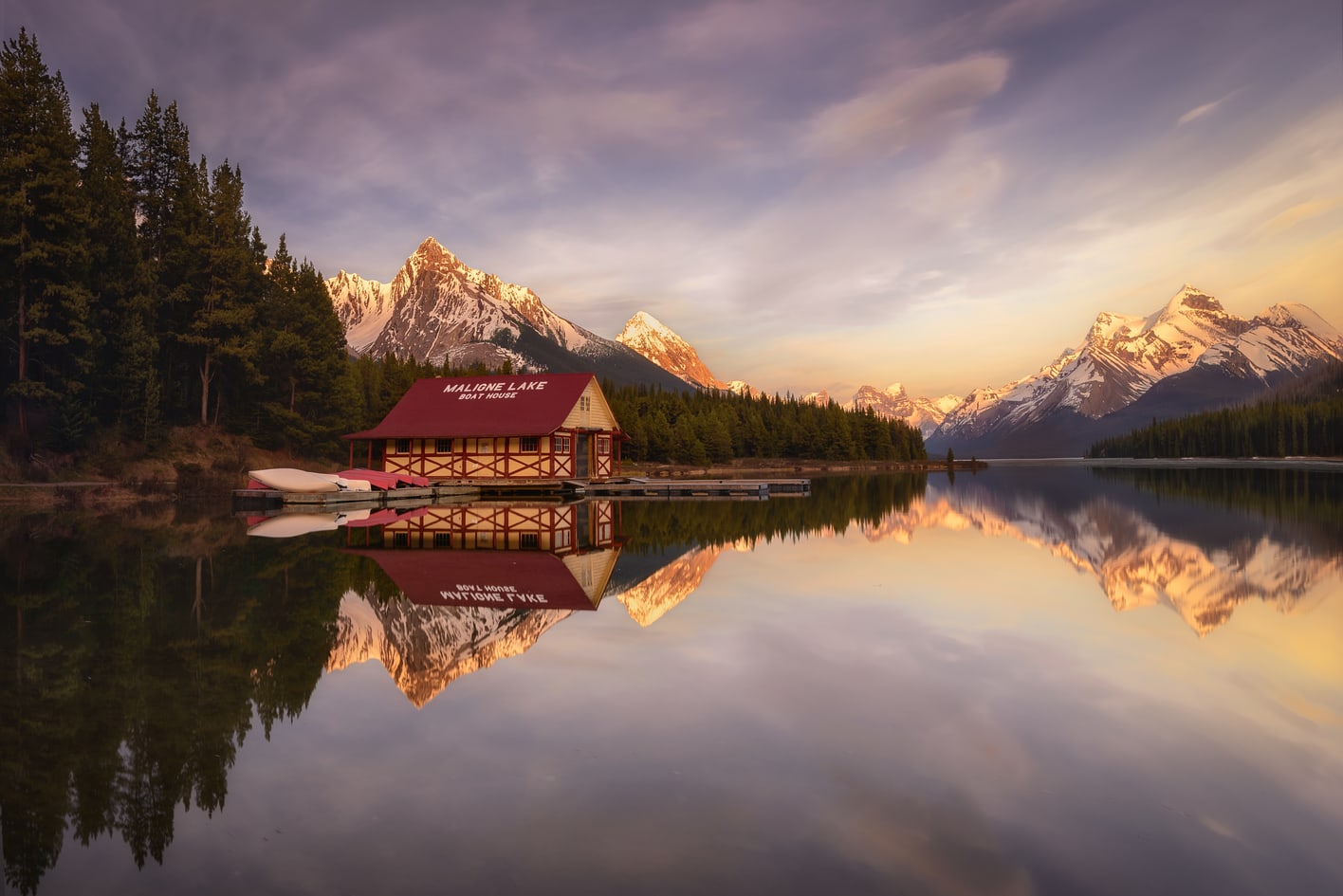 maligne lake reflexion cabin jasper national park sunset
