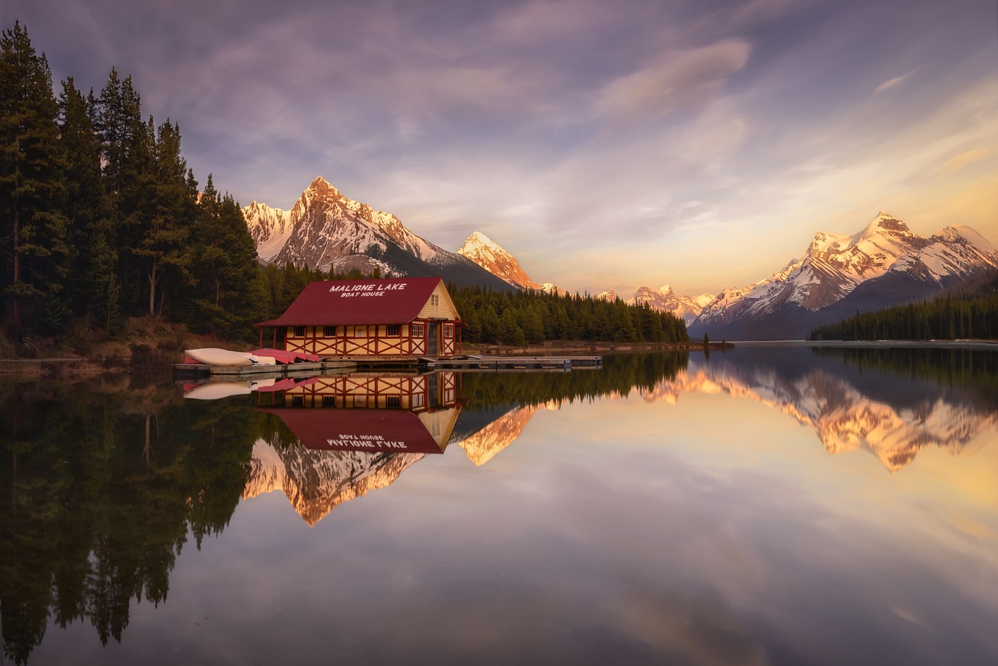 maligne lake reflejo atardecer el lago más bonito de jasper national park canoa cabaña