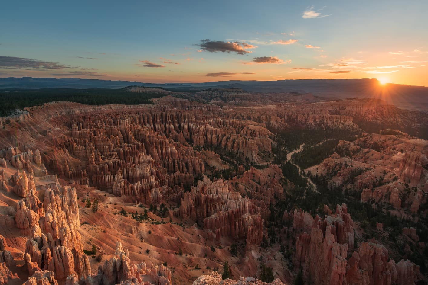 Bryce Canyon al amanecer en Utah desde el mirador sunrise