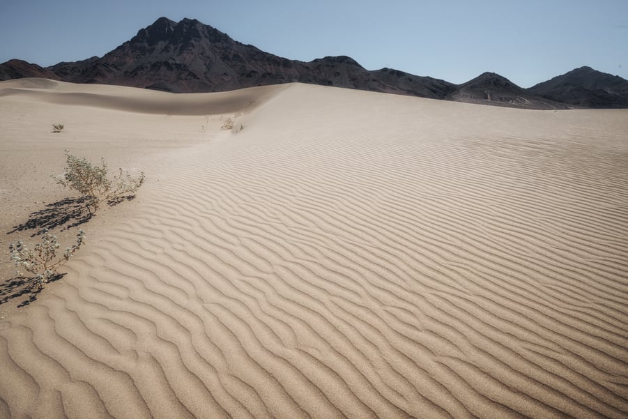costa oeste itinerario death valley dunas con patrones en la arena, montañas negras al fondo