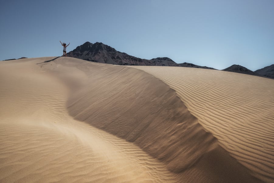 dunas de arena en death valley montañas al fondo california