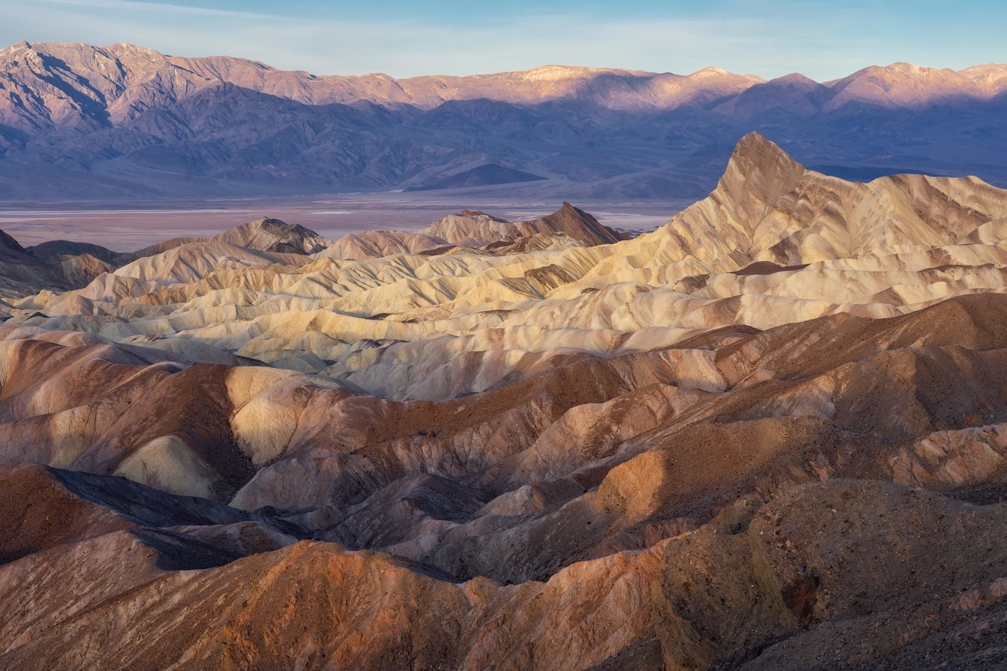 death valley Zabriskie Point montañas amarillas y marrones de riolita