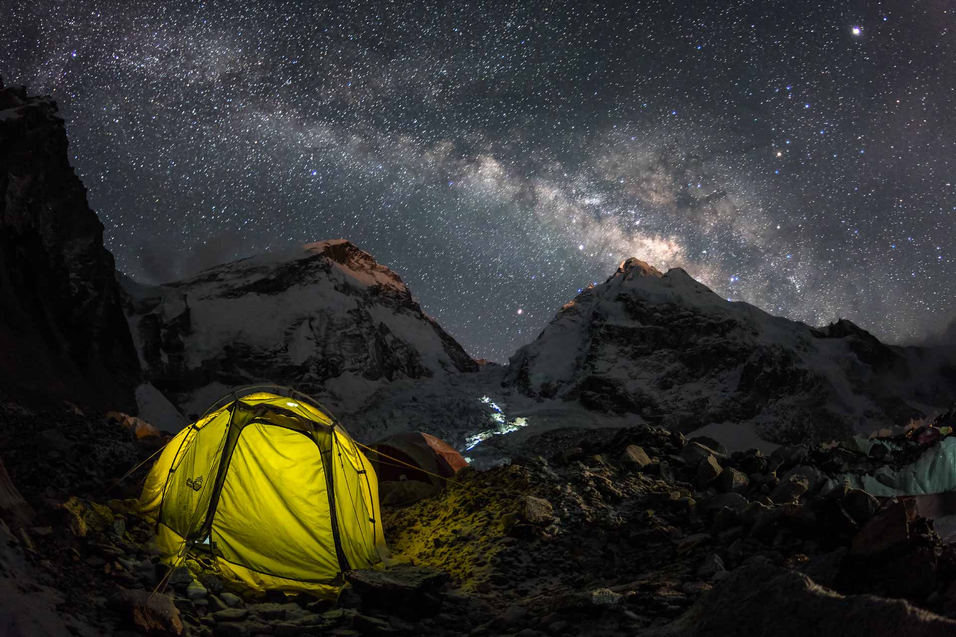Everest campo base estrellas vía láctea cascada khumbu noche