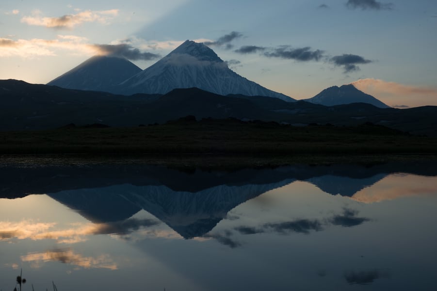 volcan Klyuchevskoy, kamen y Bezymianny reflejo lago viaje a kamchatka