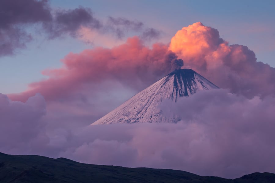 Viaje fotografico a Kamchatka amanecer en el volcan Kliuchevskoi con fumarola rosa