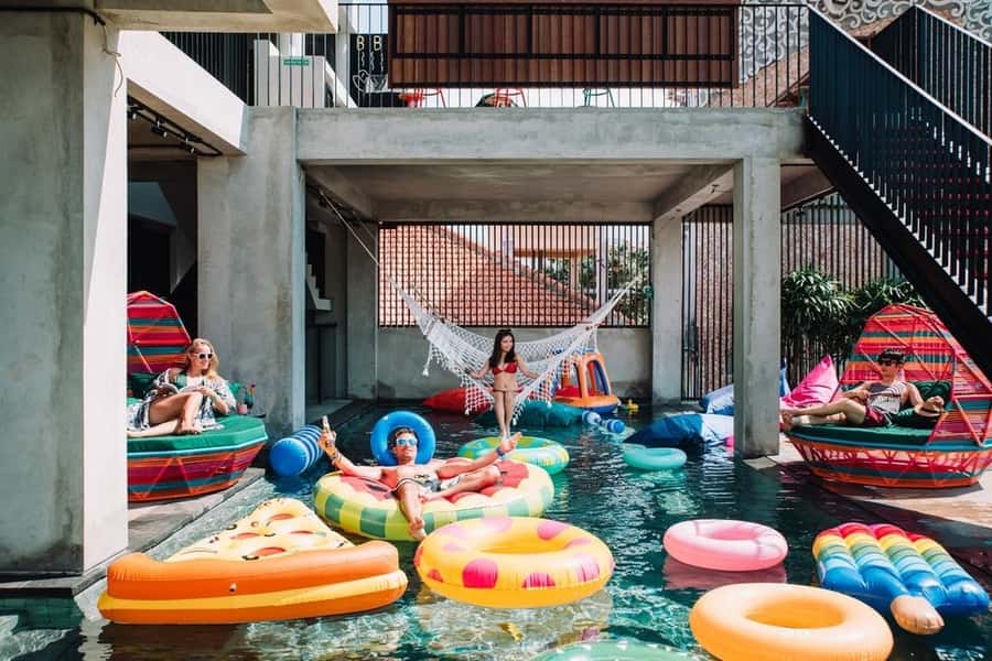 Los hoteles más baratos de bali para mochileros y viajeros solos. Kuta zonas con ambiente para alojarse en Bali