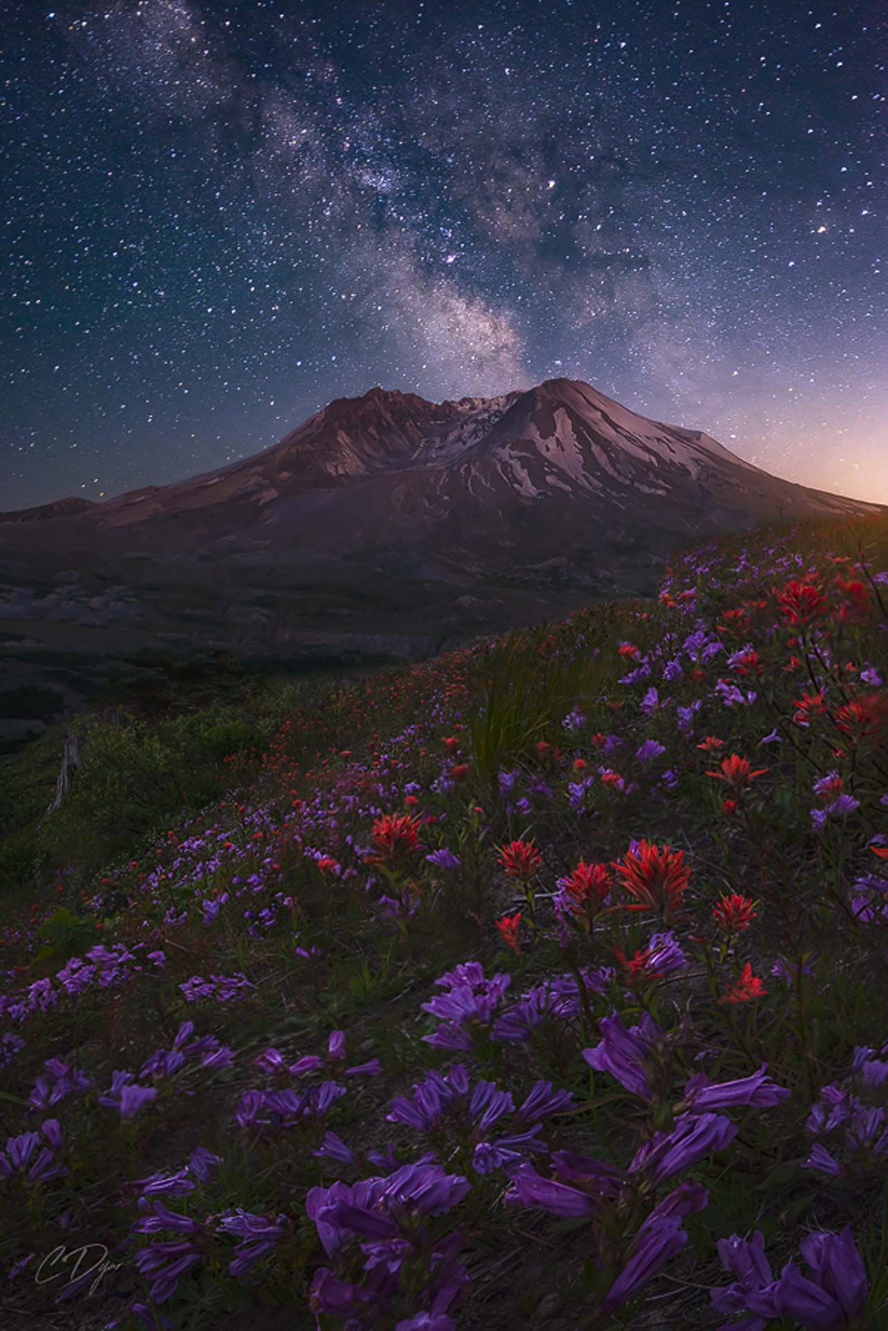 Vía Láctea sobre Mt St Helens Washington volcano noche