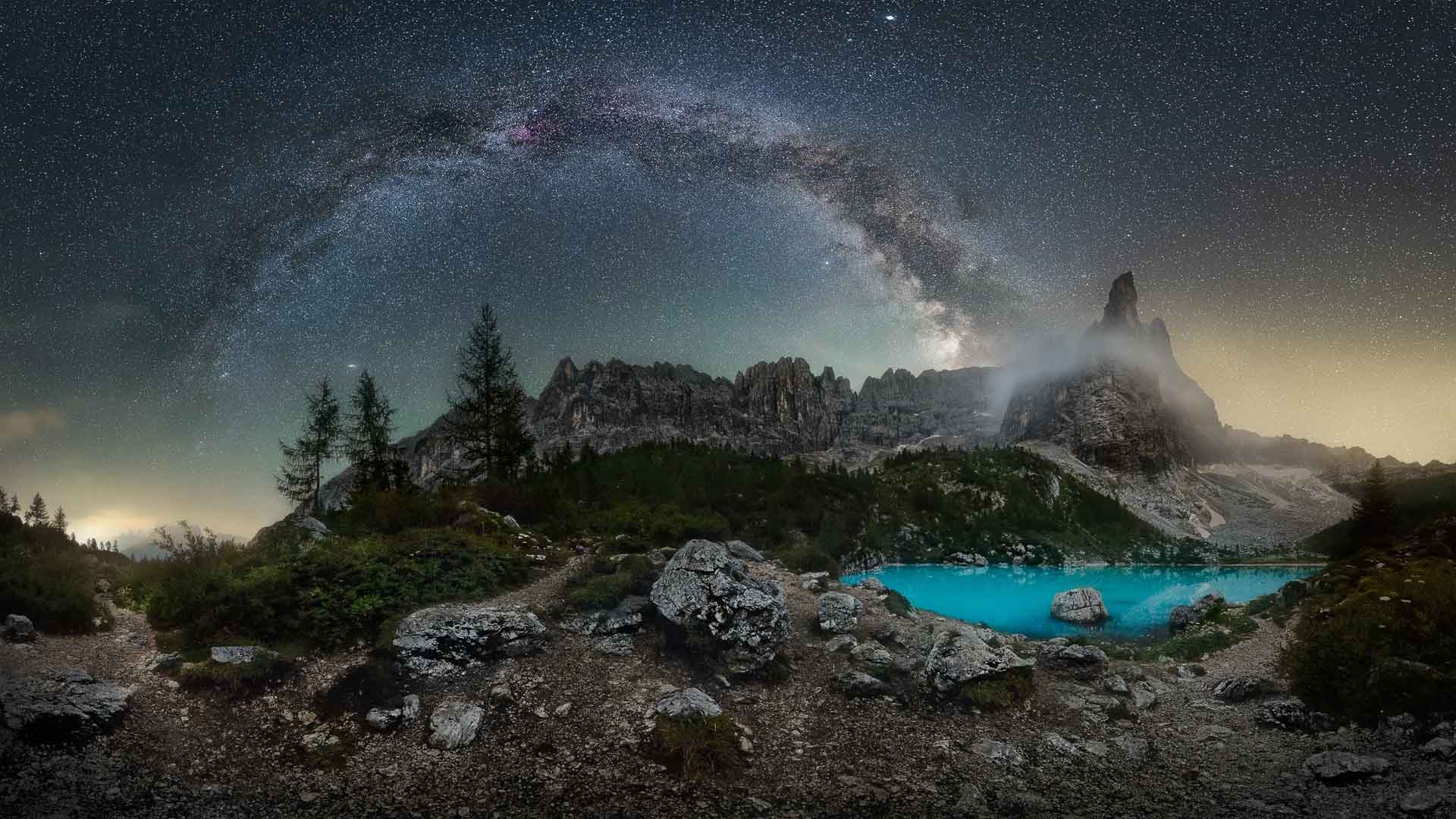 Vía Láctea sobre el Lago Sorapis Dolomitas Italia