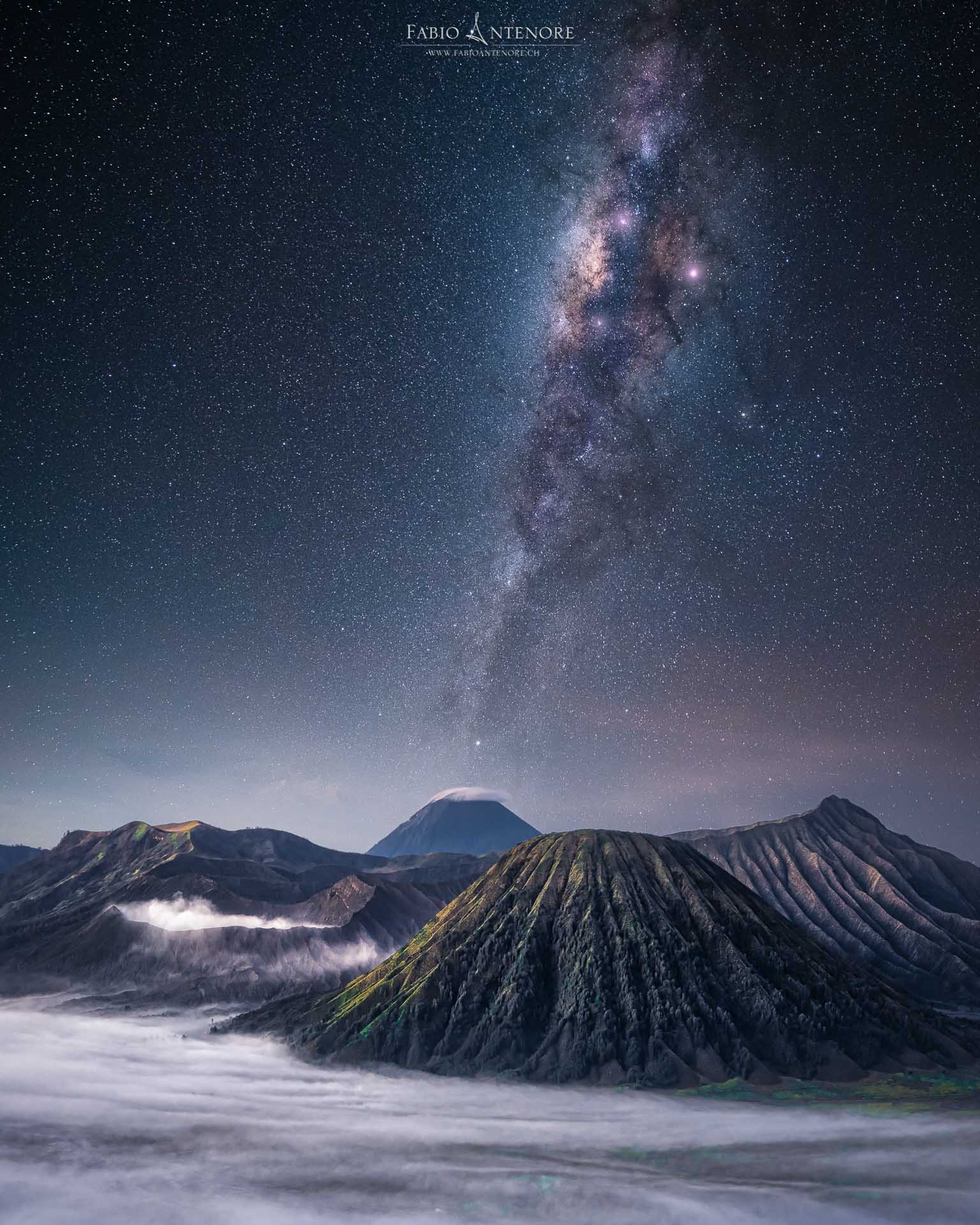 Vía Láctea sobre volcán Bromo Java Indonesia