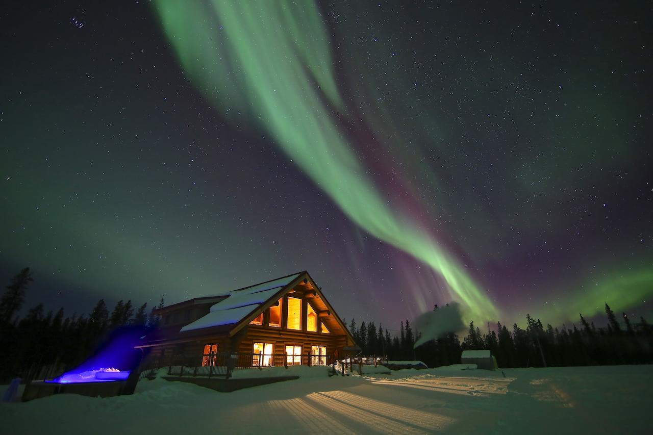 best hotel with hot tub to see northern lights in canada