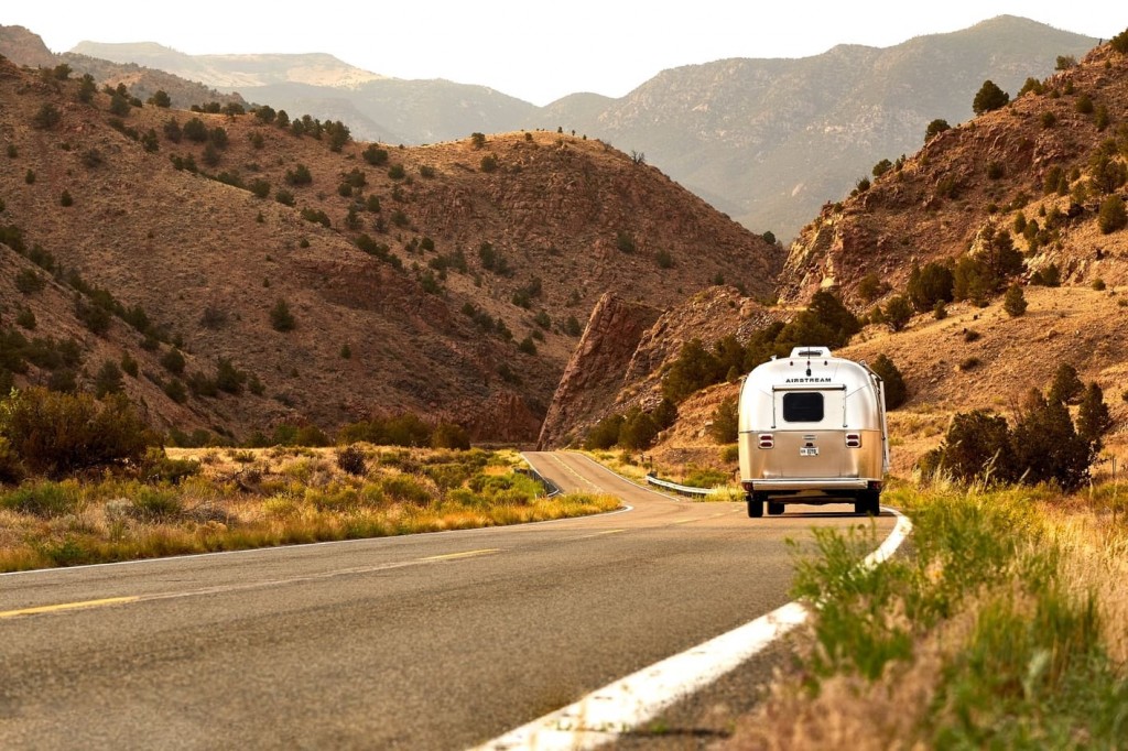 Motorhome in the desert, campervan rentals in the usa