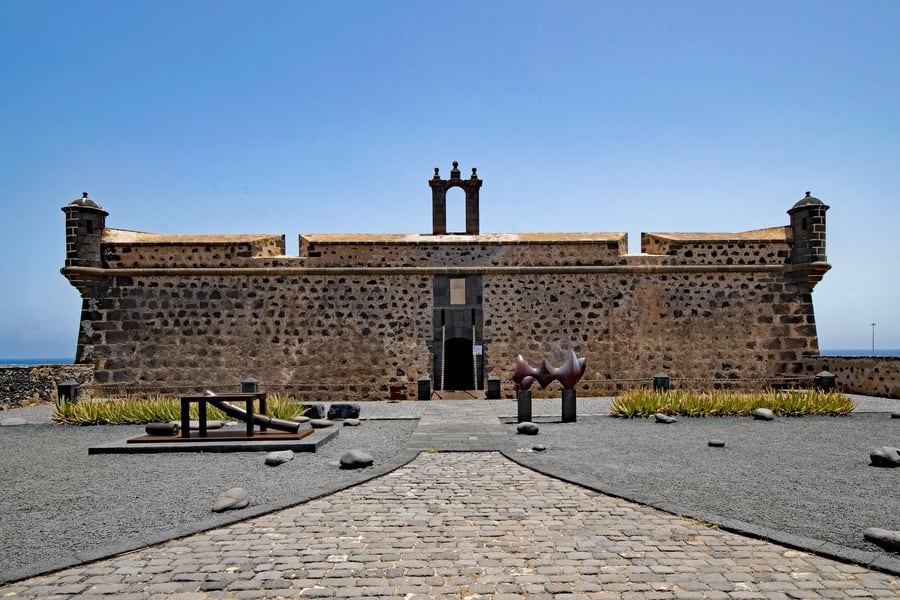 Castillo de San José, una de las obras de César Manrique en la capital de la isla