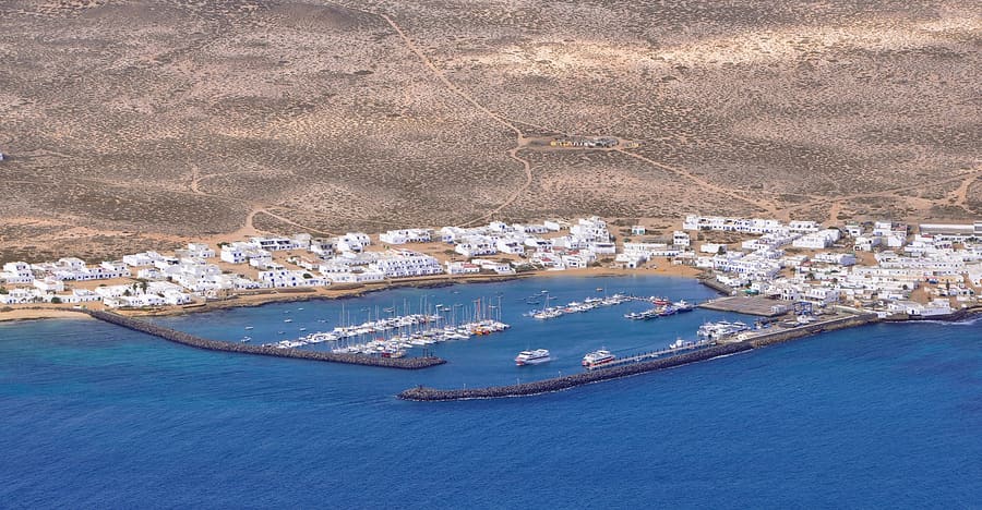 Caleta de Sebo, un pueblo en otra de las islas cercanas a Lanzarote