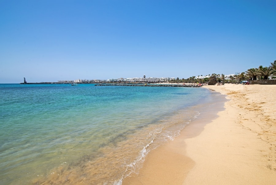 Costa Teguise tiene playas preciosas que ver en Lanzarote en 7 días
