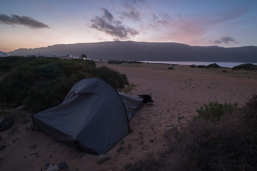 Camping de El Salado en La Graciosa, otro de los lugares dónde acampar en Lanzarote