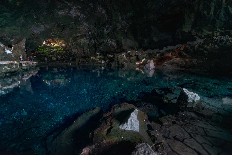 Jameos del Agua en Lanzarote se encuentra en los alrededores de la Cueva de los Verdes