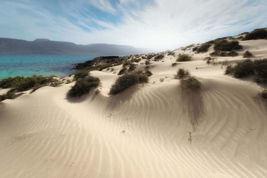 Playa La Francesa, otra de las mejores playas de arena blanca en La Graciosa, Lanzarote