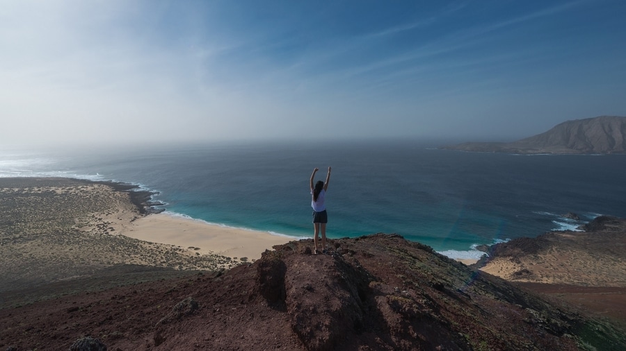 Vistas de Montaña Bermeja, un lugar que puedes visitar cuando vas de camping en Lanzarote