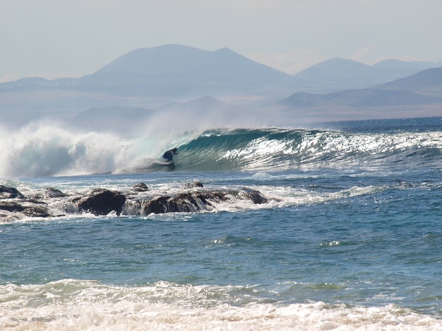 Hacer surf en La Graciosa, una actividad imprescindible