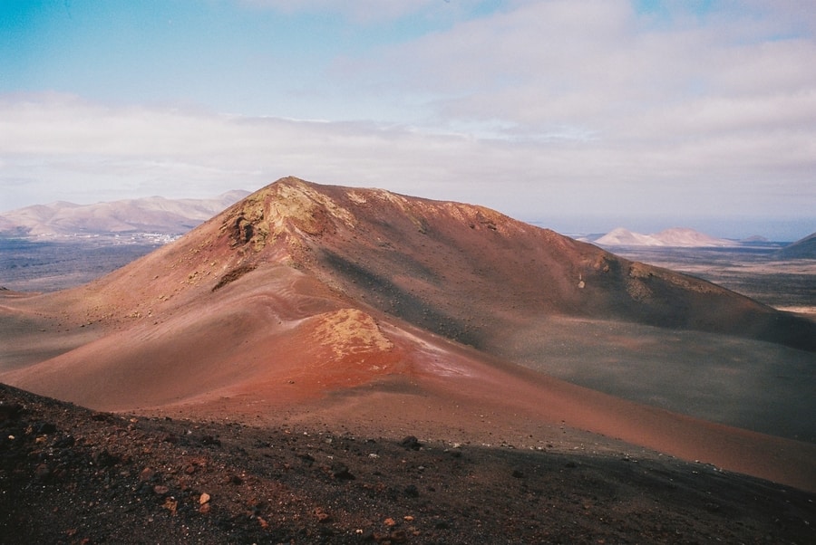 El Parque Nacional Timanfaya es uno de los lugares volcánicos más característicos de Lanzarote que ver en El Golfo