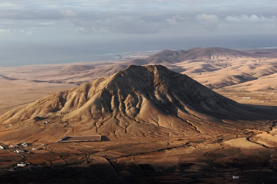 Montaña Tindaya, una de las zonas turísticas en Fuerteventura para aventureros