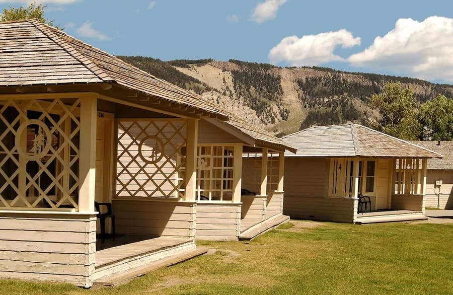 Mammoth Hot Springs Hotel and Cabins, accommodation in Yellowstone
