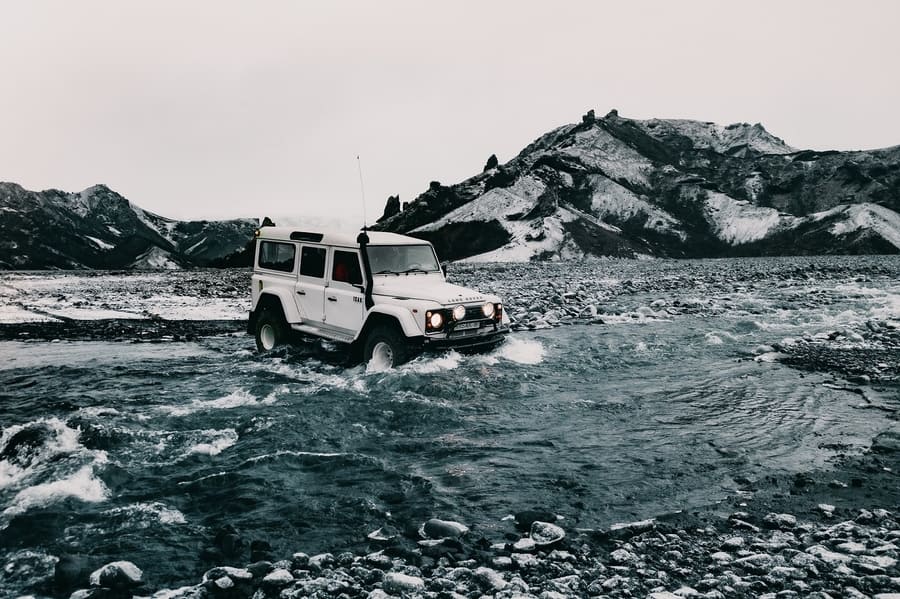 Es legal cruzar ríos en Islandia en coche