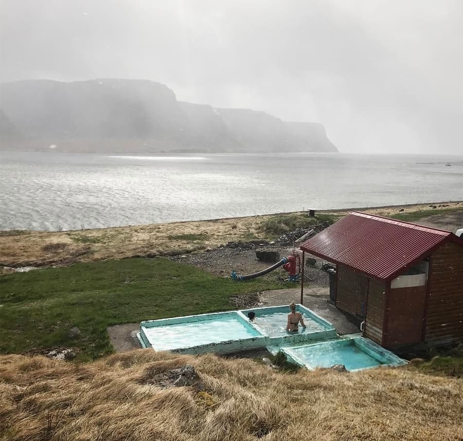 Pollurinn Hot Pool, aguas termales en Islandia con buenas vistas