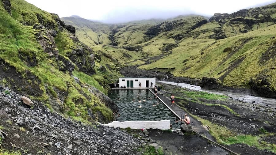 Seljavallalaug, una de las piscinas naturales de Islandia