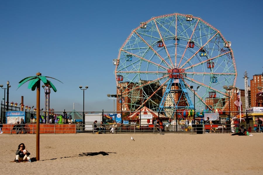 Luna Park y Deno's Wonder Wheel Amusement Park, dos parques de atracciones de Nueva York