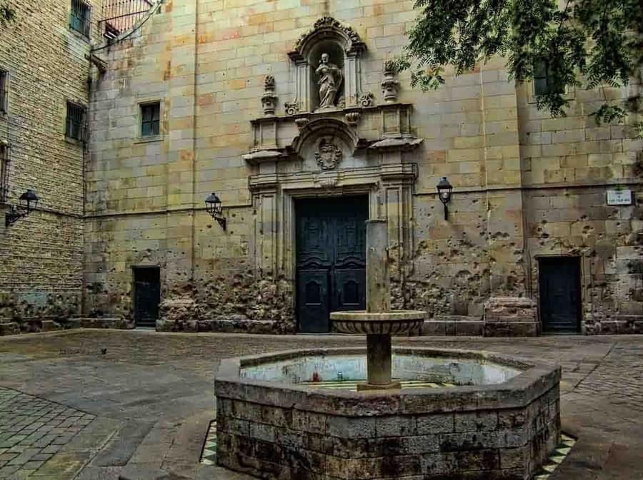 Plaza de San Felipe Neri, sitios de Barcelona que visitar Cataluña