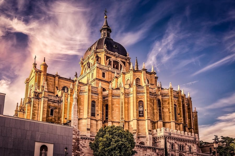 Catedral de la Almudena, sitios a donde ir en Madrid