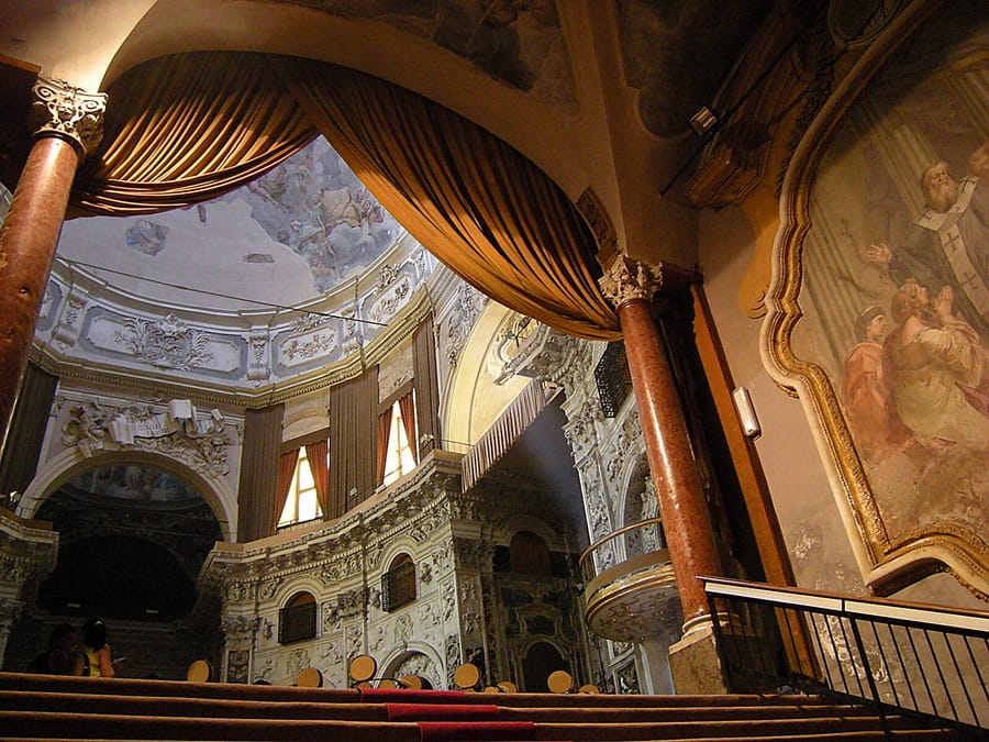 Subir a la cúpula de la iglesia de San Salvador, Palermo de noche