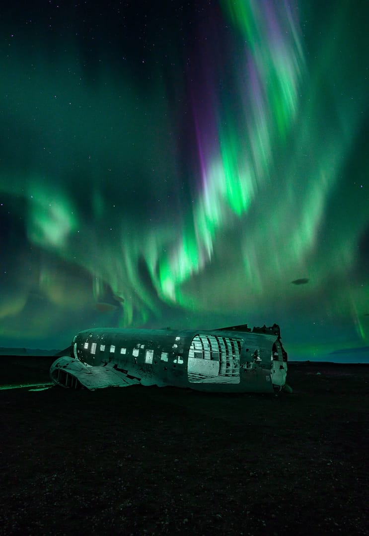 Aurora Boreal y avión en Islandia