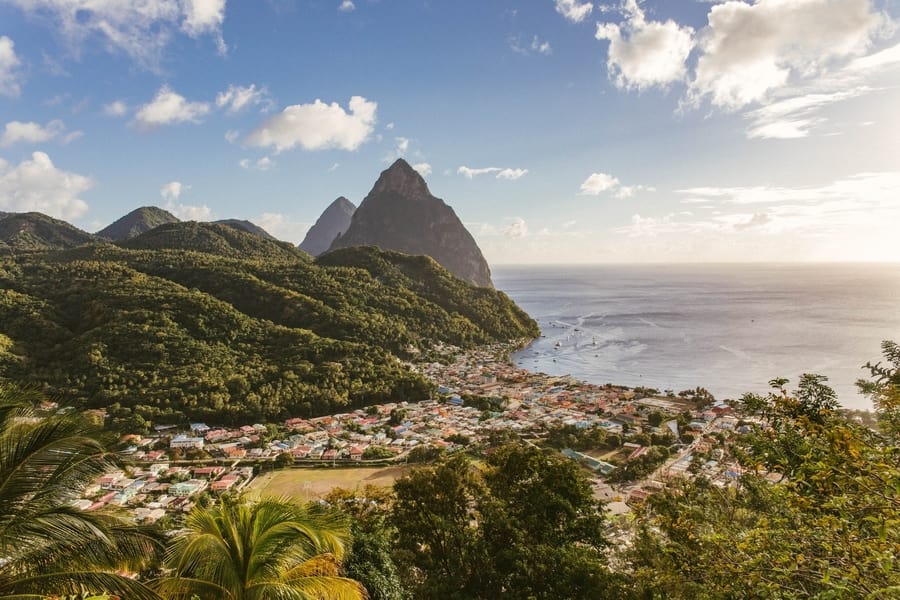 Santa Lucía, islas del Caribe baratas para viajar con deportes acuáticos y otras opciones de entretenimiento