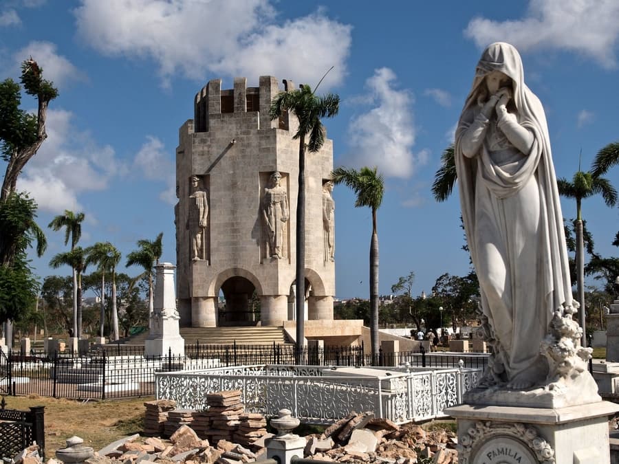 Santa Ifigenia Cemetery, the best thing to visit in Cuba