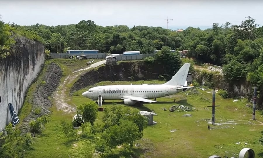the abandoned plane, something curious to see in Bali