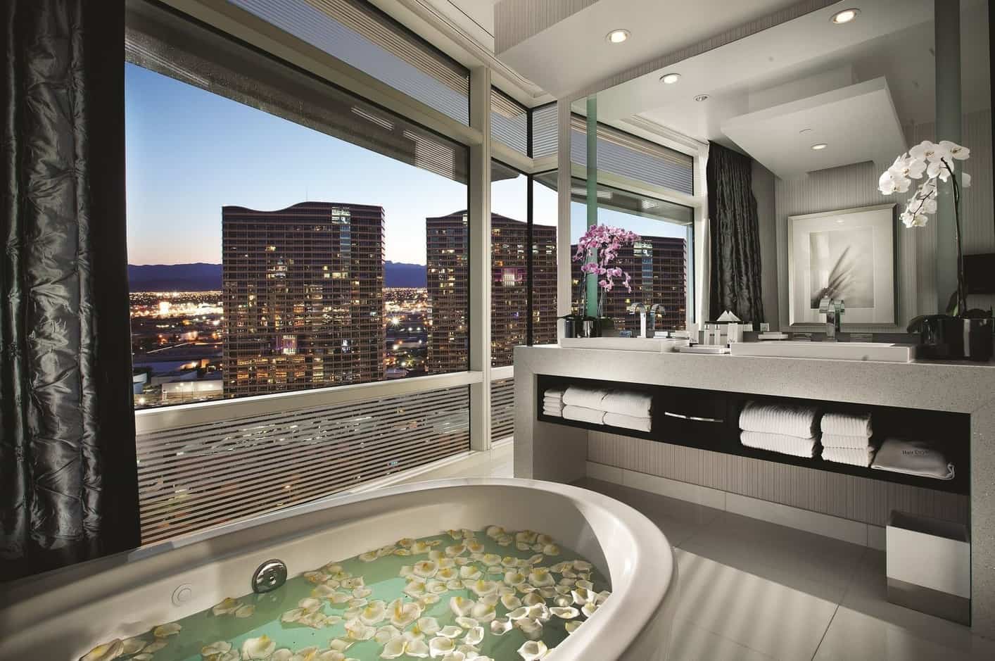 ARIA Resort & Casino, what hotels have a hot tub in the room
