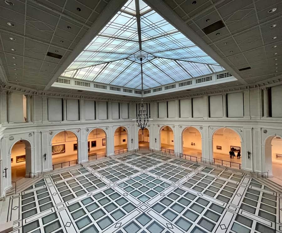 Lobby del Brooklyn Museum, un museo en Brooklyn donde descubrir artefactos increìbles