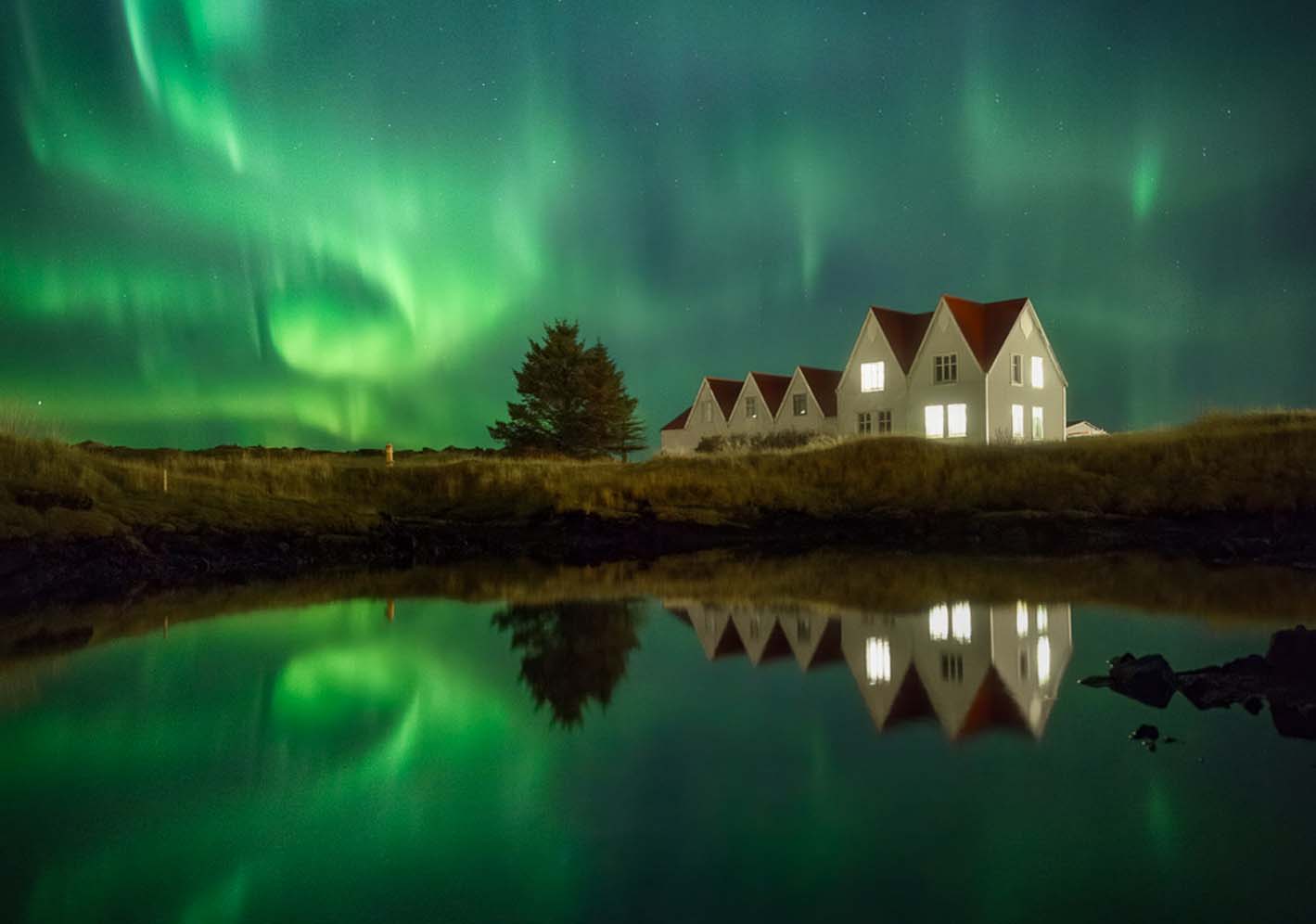 Iceland-Aurora-houses-PanoSquare